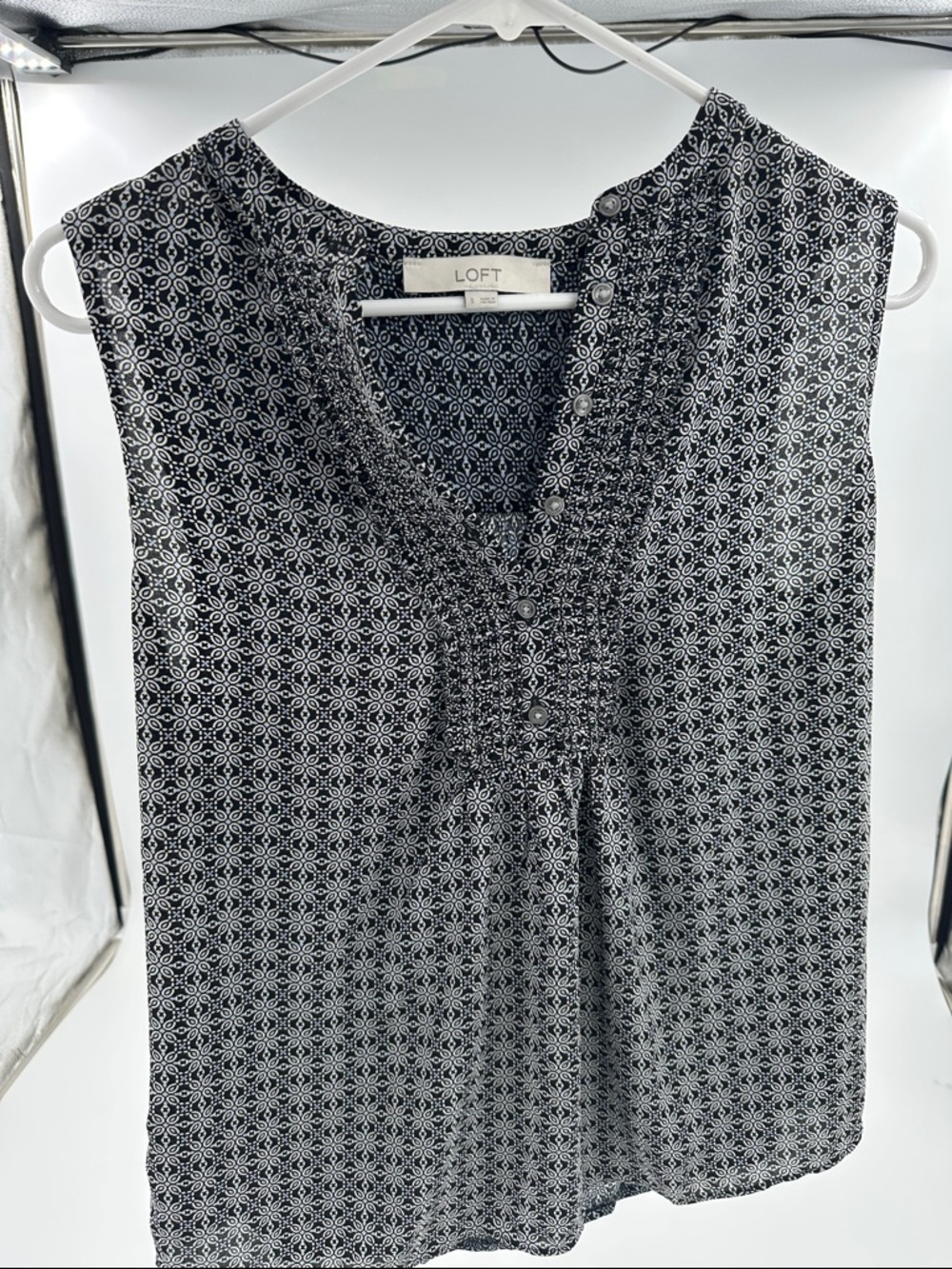 LOFT Black and White Printed Sleeveless Top
